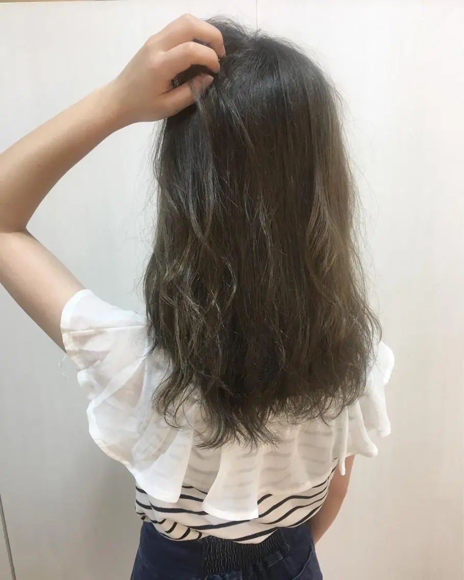 ロング カラー グレージュ ミルクティーグレージュ 横浜ブリーチムラ直し ハイトーン/ブリーチのヘアスタイル