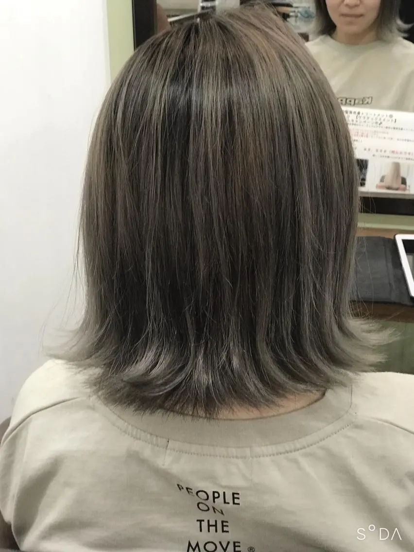 ミディアム カラー グラデーションカラー グレージュ 上田 直樹のヘアスタイル