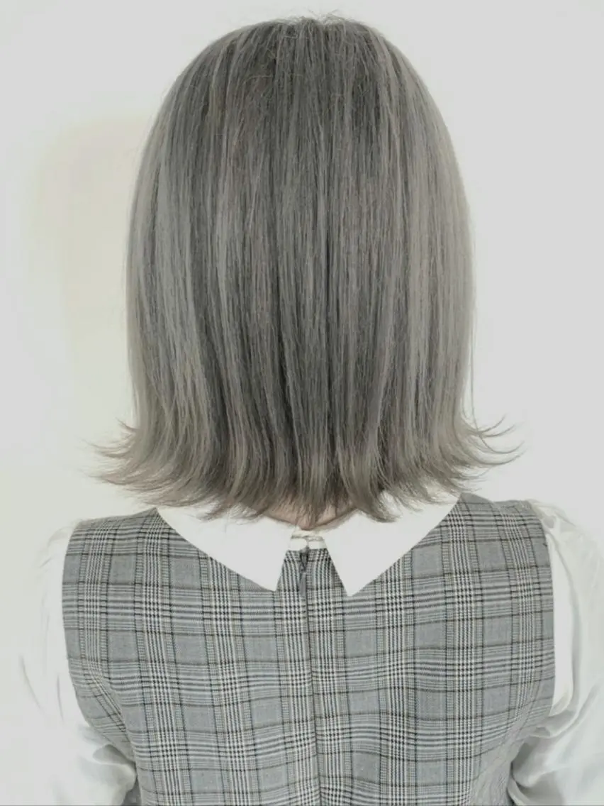 ミディアム カラー ヘアアレンジ シルバー 成瀬 弘光のヘアスタイル