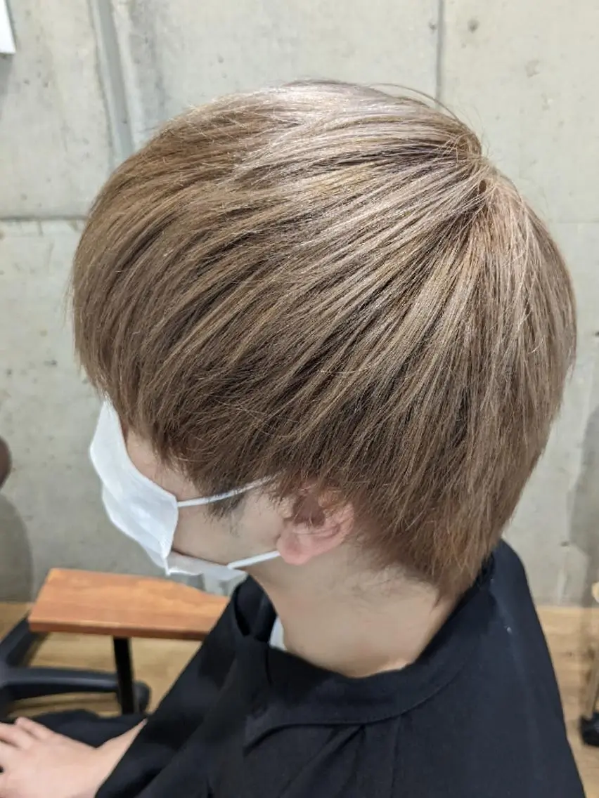 メンズ カラー ショート メンズブリーチ ベージュカラー ブリーチ ホワイトベージュ カット ヘアカラー 山口 惇史のヘアスタイル