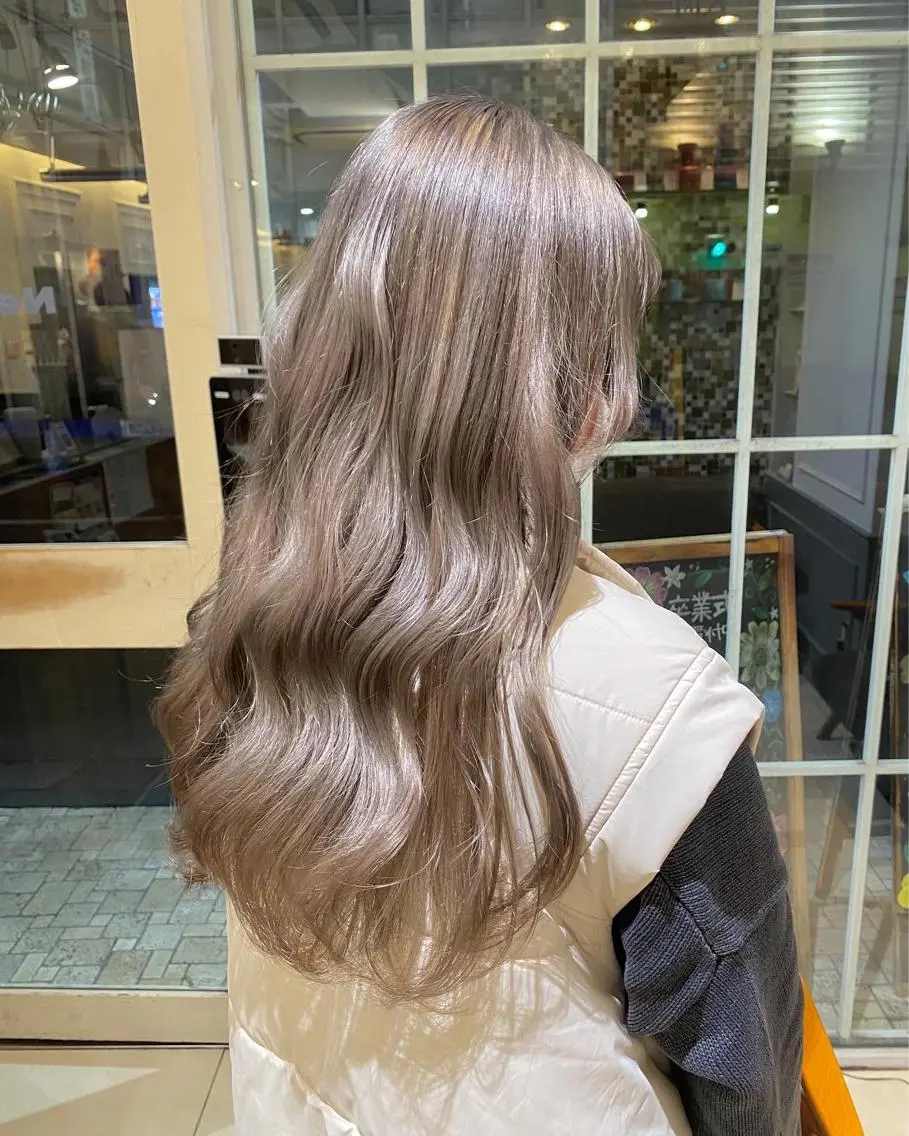 カラー グレージュ ラベンダーカラー lomalia moekaのヘアスタイル