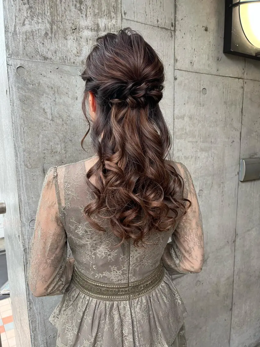 ロング カラー ヘアアレンジ ハーフアップ ヘアセット ミルクティーベージュ ブリーチ　店長　清水のヘアスタイル