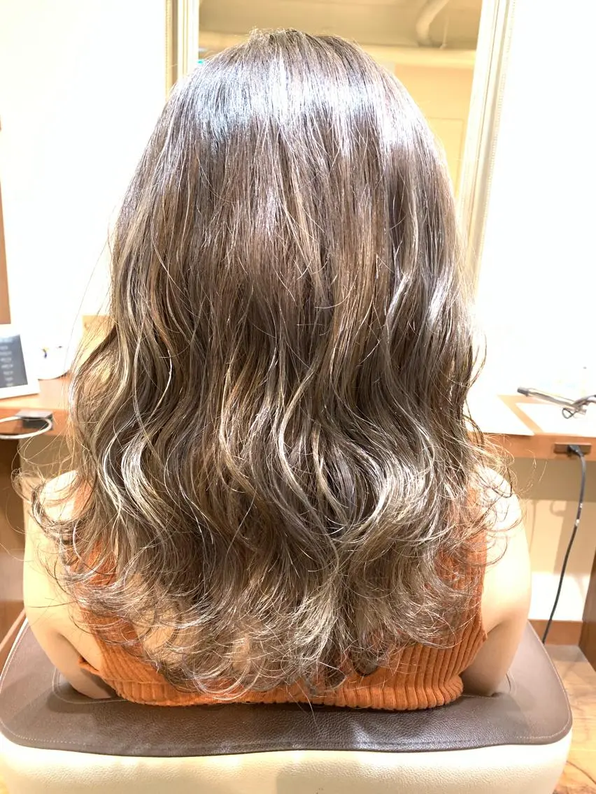 ミディアム 外国人風カラー ハイライト ヘアカラー トリートメント ハイトーン得意😍 Lumiereのヘアスタイル