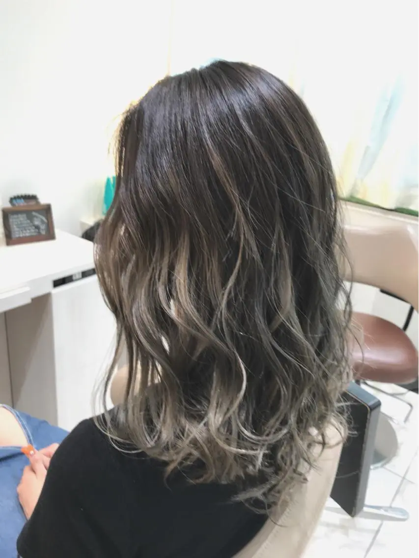 セミロング カラー ブリーチ 透明感カラー ダークグレー ダークグレージュ グラデーションカラー カット ヘアカラー 山崎俊輔/髪質改善 /バレイヤージュのヘアスタイル