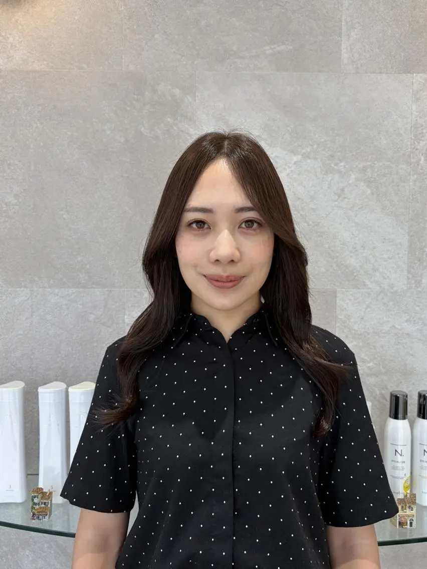 セミロング アッシュ アッシュブラウン 韓国ヘアケアブリーチ 莉奈のヘアスタイル