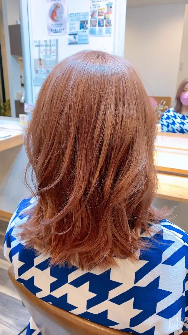 ミディアム カラー ピンクカラー 石川 奈緒子のヘアスタイル