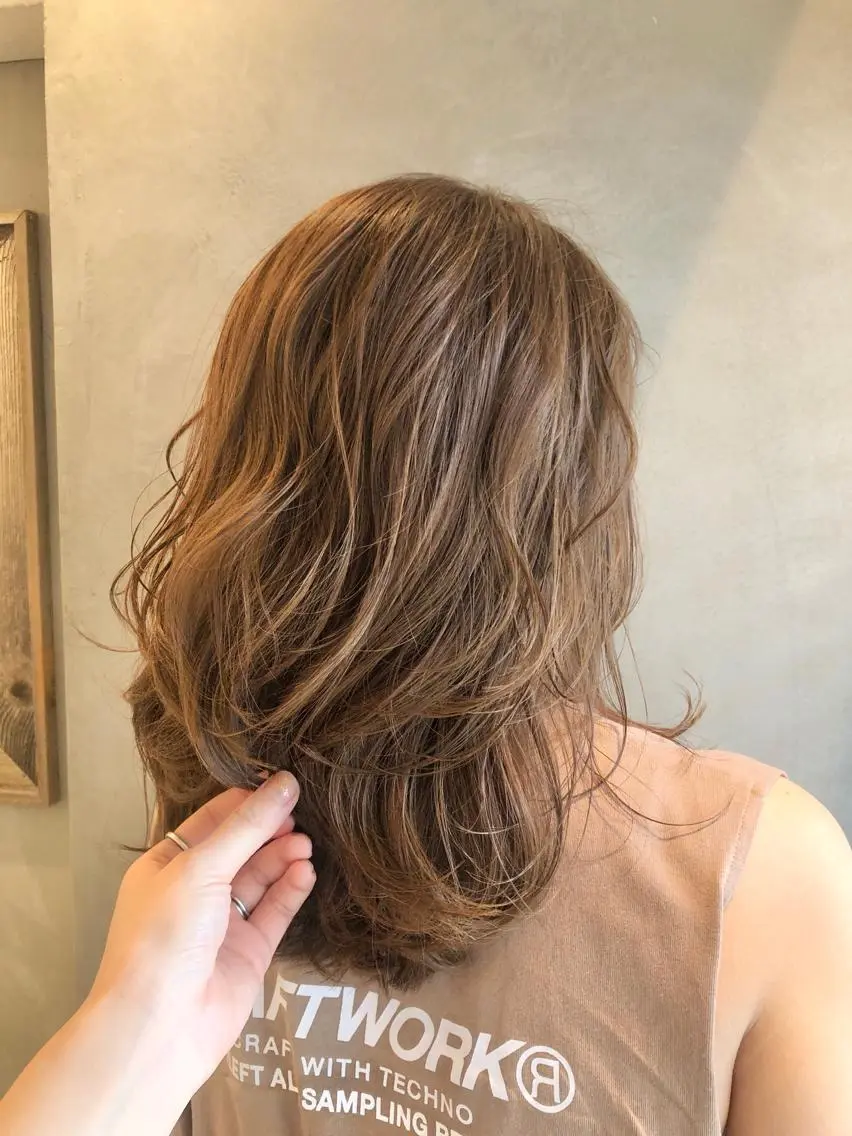 ミディアム カラー 白髪に寄り添う美容師 オギノミワコですのヘアスタイル