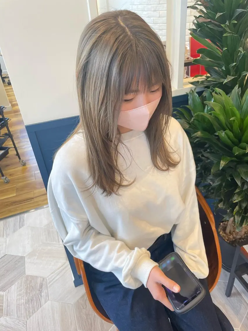 セミロング カラー ベージュカラー ブリーチ オリーブベージュ カット ヘアカラー トリートメント 田島 仁美のヘアスタイル