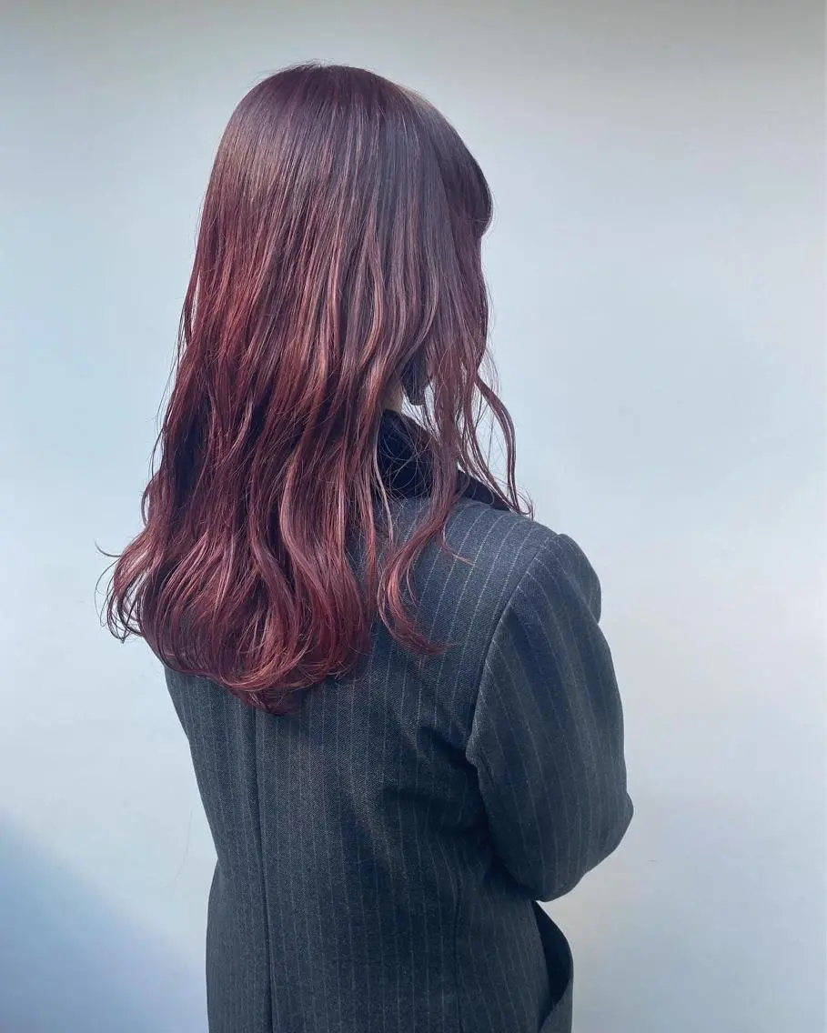 ロング カラー ブリーチ ボルドーカラー グラデーションカラー tonari 梅田、中崎町のヘアスタイル