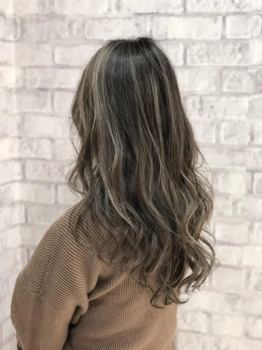 セミロング カラー ヘアアレンジ グレージュ ハイライトカラー ハイライト ヘアカラー トリートメント 秋山 幸太のヘアスタイル