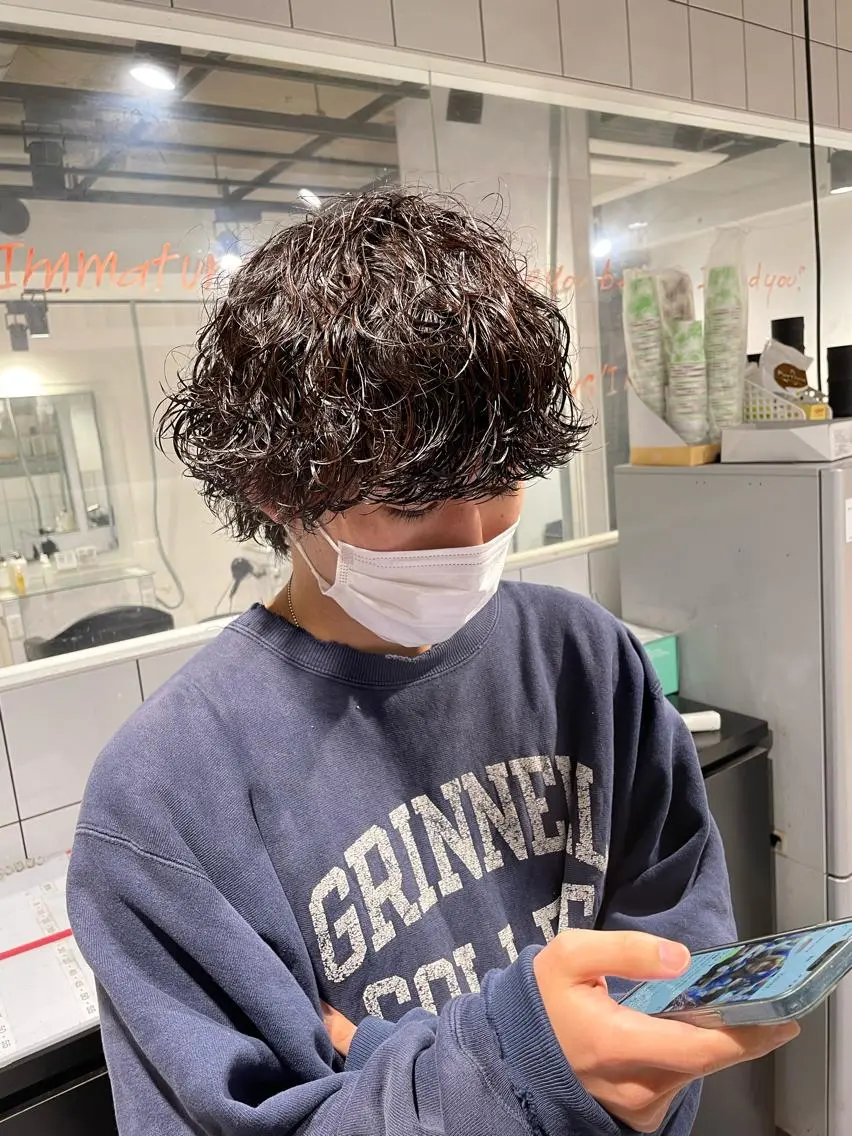 ショート カラー パーマ ヘアアレンジ メンズ アイブロウ メンズブリーチ センターパート メンズハイライト メンズハイトーン マッシュウルフ カット パーマ トリートメント ヘッドスパ ヘアセット スパイキー/フェザー /波巻き/かいとのヘアスタイル