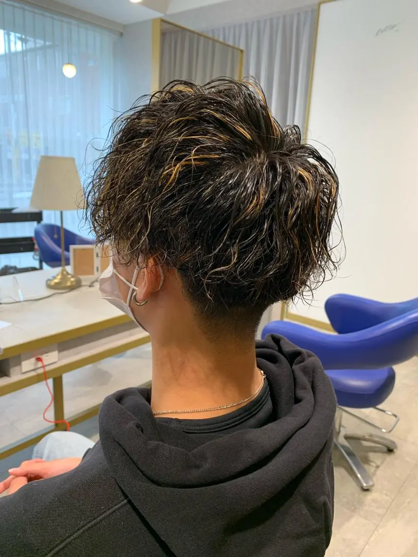 ショート カラー パーマ ヘアアレンジ メンズ メンズハイライト メンズメッシュ メンズパーマ ツイストスパイラルパーマ 波巻きパーマ メンズパーマ職人 加藤 弘貴のヘアスタイル