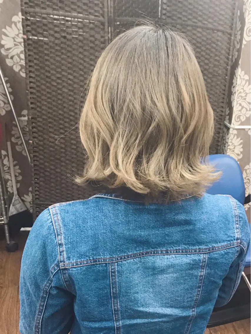 ショート カラー グラデーションカラー ヤナ マネージャーのヘアスタイル