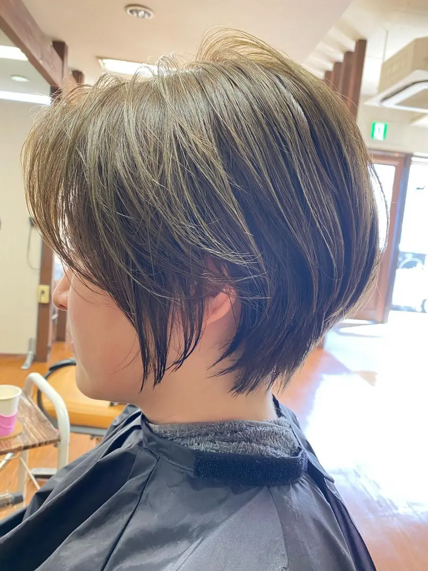 ショート カラー ハンサムショート ブリーチ グレージュ ブリーチなしカラー ショートヘア 森 健人のヘアスタイル