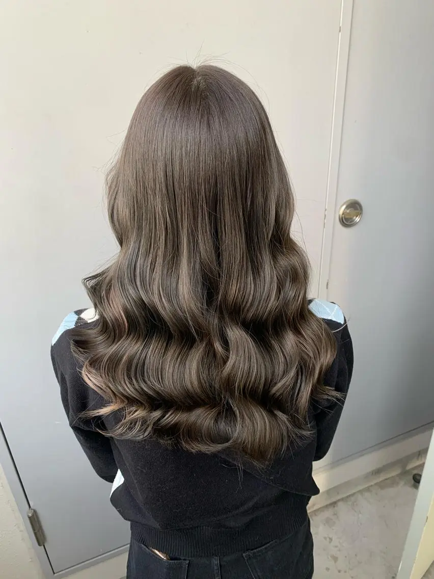 カラー ブリーチ縮毛矯正加藤 赤み無し透明感ヘアのヘアスタイル