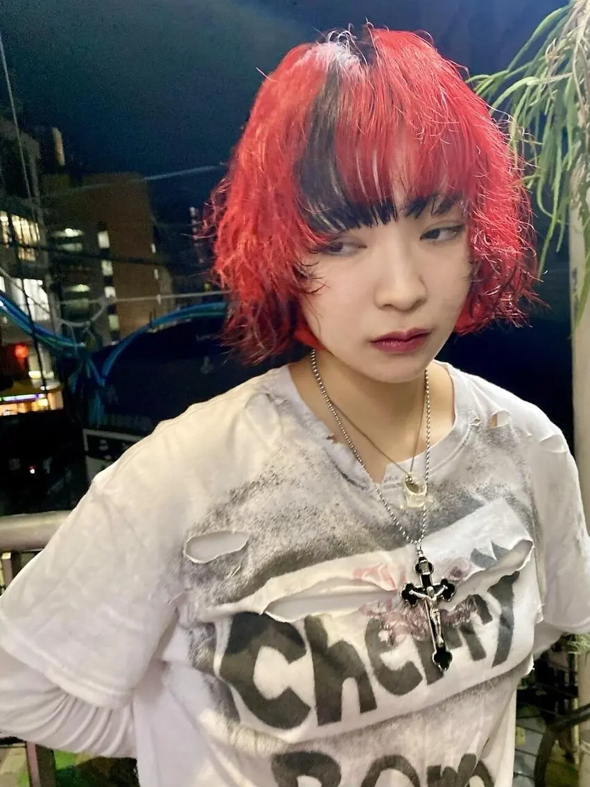 ミディアム カラー パーマ qiie/ハイトーン インナーカラーのヘアスタイル