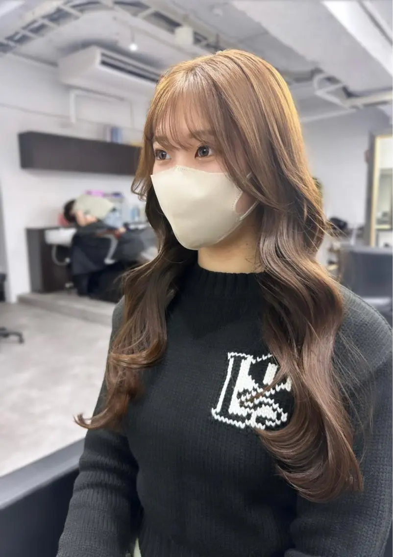 ロング 顔まわりレイヤー 顔周りカット ヨシンモリ 韓国風ヘア レイヤーカット 瀧優華白髪ぼかし 大人レイヤー🩵のヘアスタイル