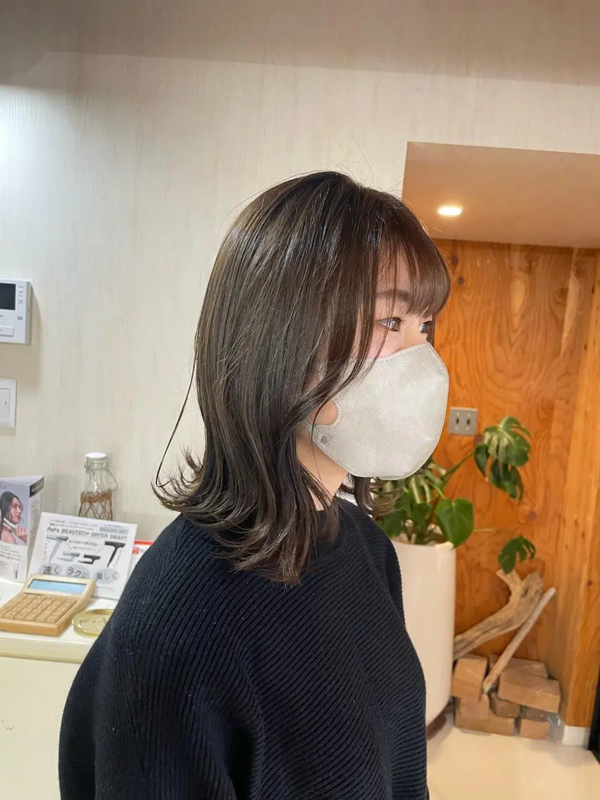 ミディアム 伊藤 友香のヘアスタイル