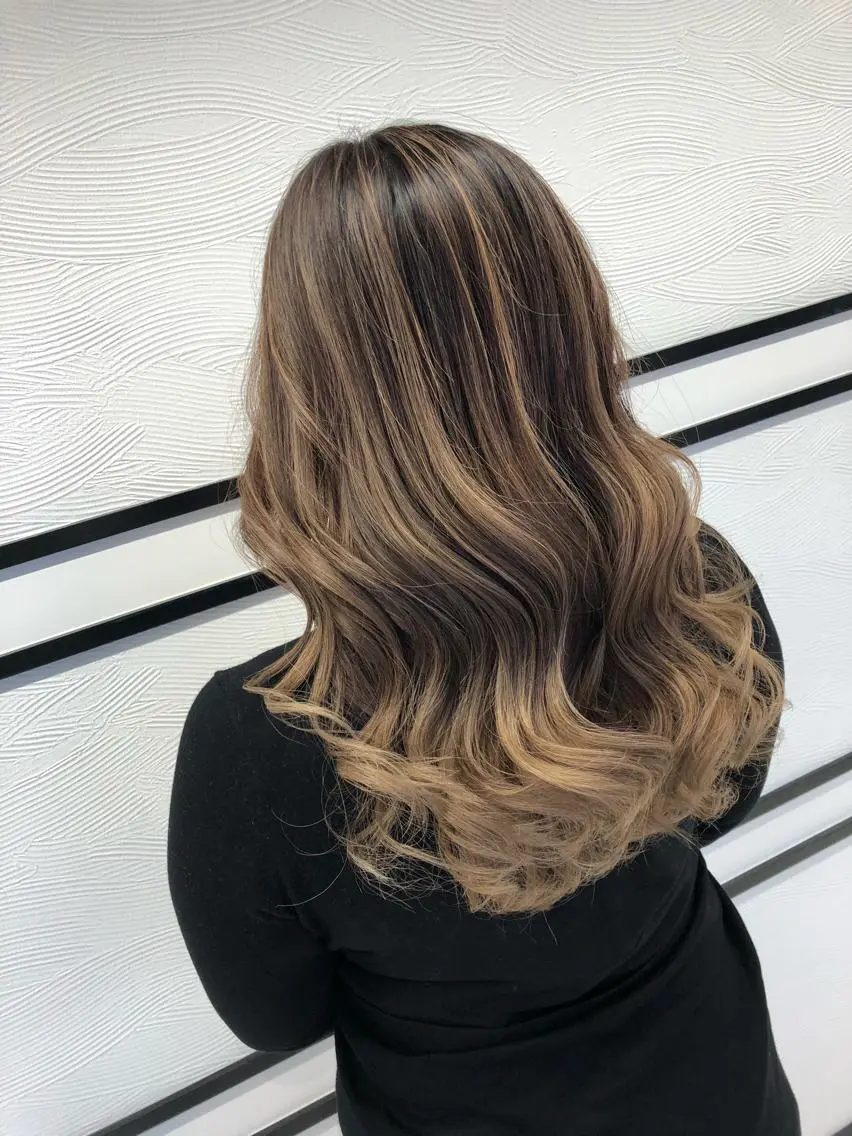 カラー ハイライトカラー 髪質改善 レイヤーカット 早崎太生のヘアスタイル
