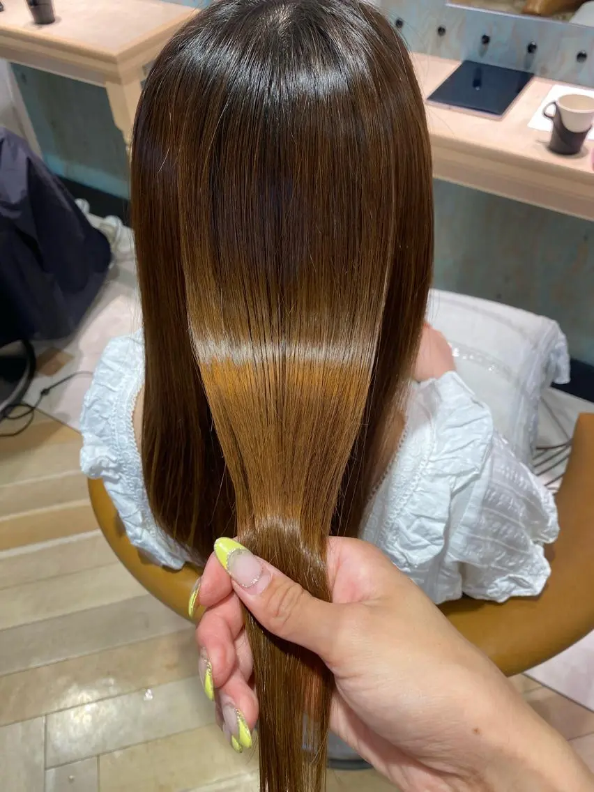 セミロング カット ヘアカラー 縮毛矯正 トリートメント 髪質改善 縮毛の達人 矢井由真のヘアスタイル