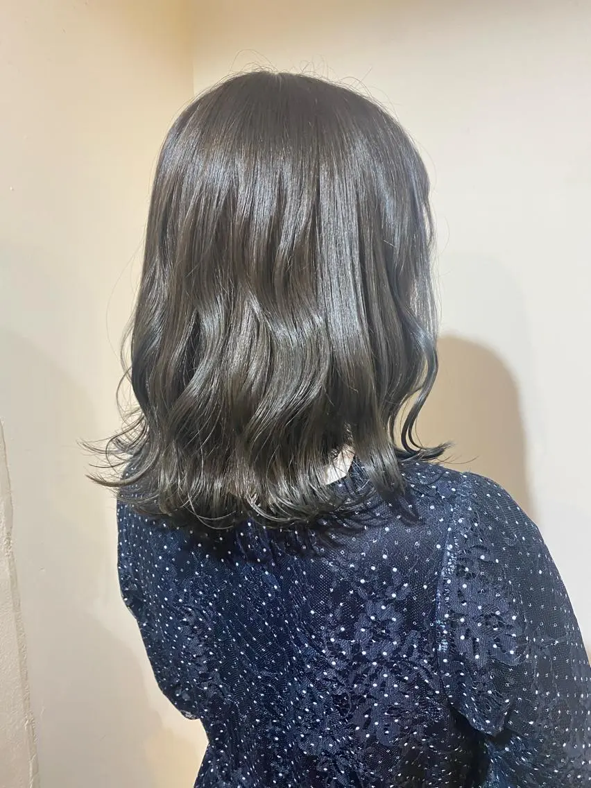 ミディアム アッシュ アッシュグレー アッシュグレージュ COLO✨️ 白川綺香のヘアスタイル