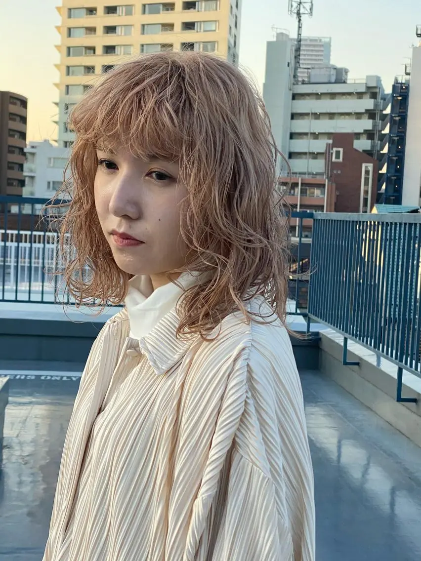 ミディアム カラー ヘアアレンジ ベージュカラー ハイトーンカラー ピンクカラー ピンクベージュ 美髪矯正 韓国レイヤーのヘアスタイル