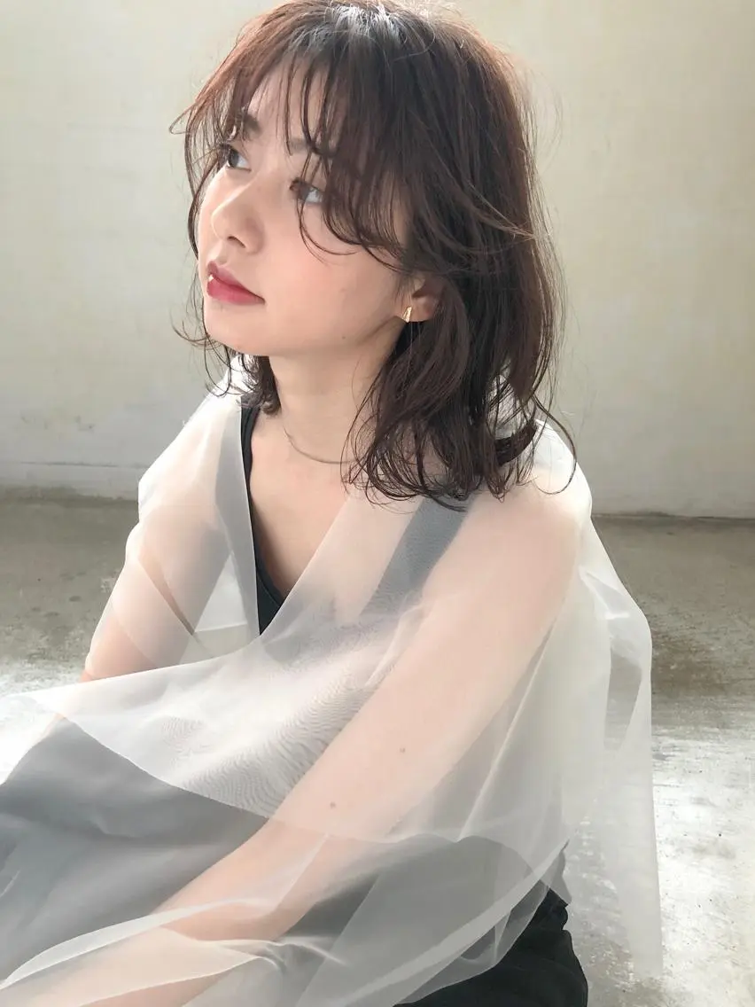 ミディアム カット ヘアカラー 横山 莉奈のヘアスタイル