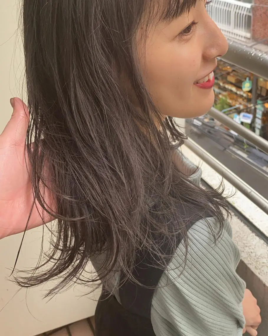 セミロング カラー ネイル ヘアカラー ヘッドスパ Lomalia レナのヘアスタイル