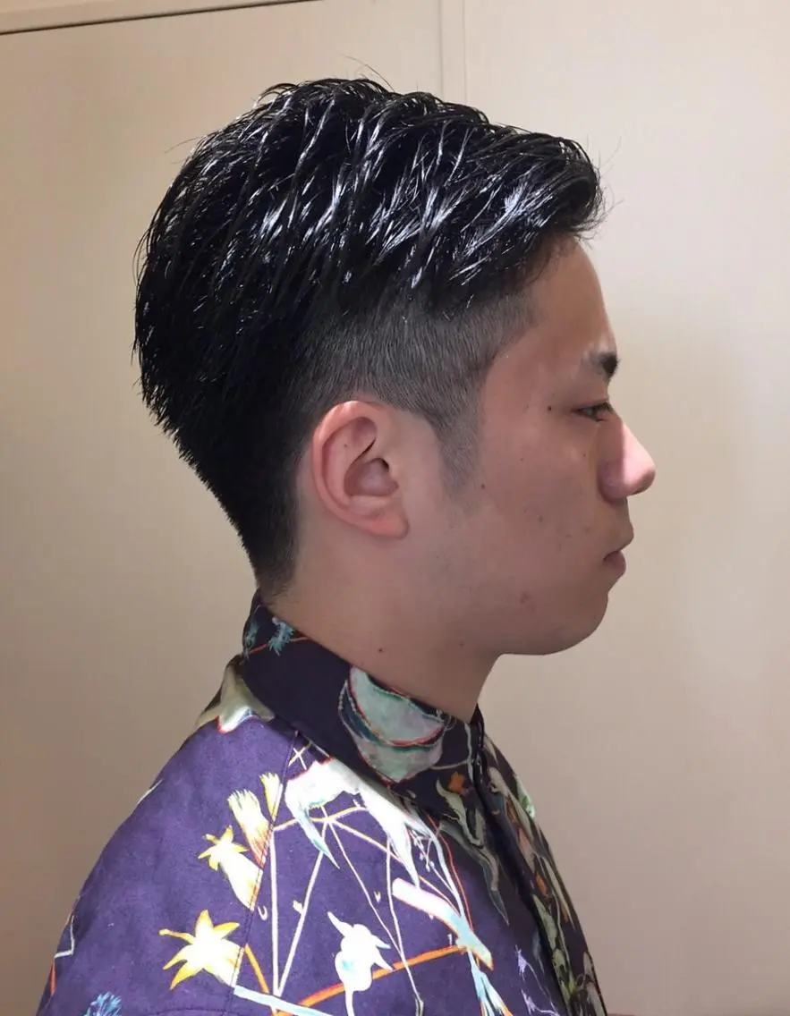 ショート カラー メンズ ツーブロック 鍵山 千秋のヘアスタイル