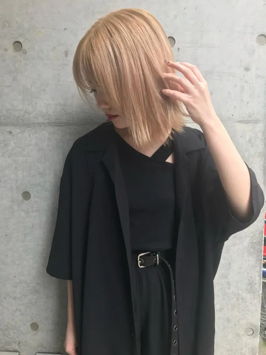 ミディアム カラー ベージュカラー ブリーチ ブロンド ヘアカラー VIRETTA 【ヴィレッタ】のヘアスタイル