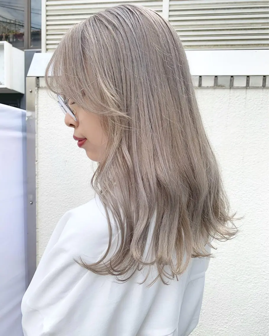 ロング カラー ベージュカラー ブリーチ ホワイトベージュ ヘアカラー トリートメント No1韓国風レイヤー &カチモリ✨ /サキのヘアスタイル