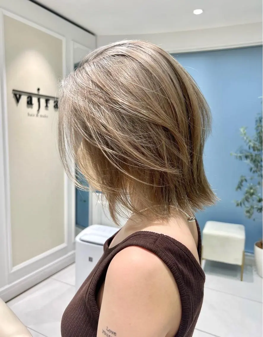 ミディアム カラー ヘアアレンジ ハイトーンカラー ボブ ✨まとまるボブ/ 切りっぱなし/ユキナのヘアスタイル