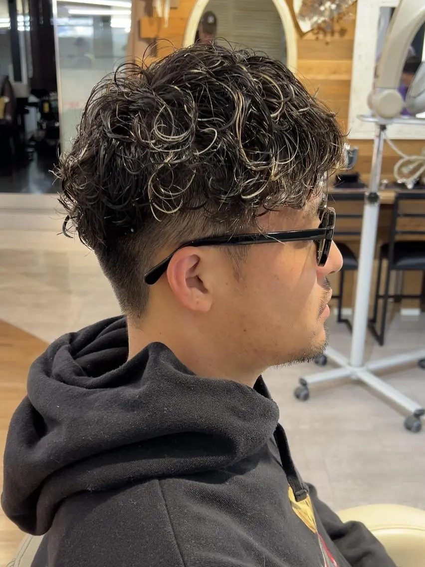 ショート メンズ パーマ メンズハイトーン メンズパーマ スペインカール スパイキーショート ツイストスパイラルパーマ カット パーマ メンズパーマ/ メンズカット/タクヤのヘアスタイル