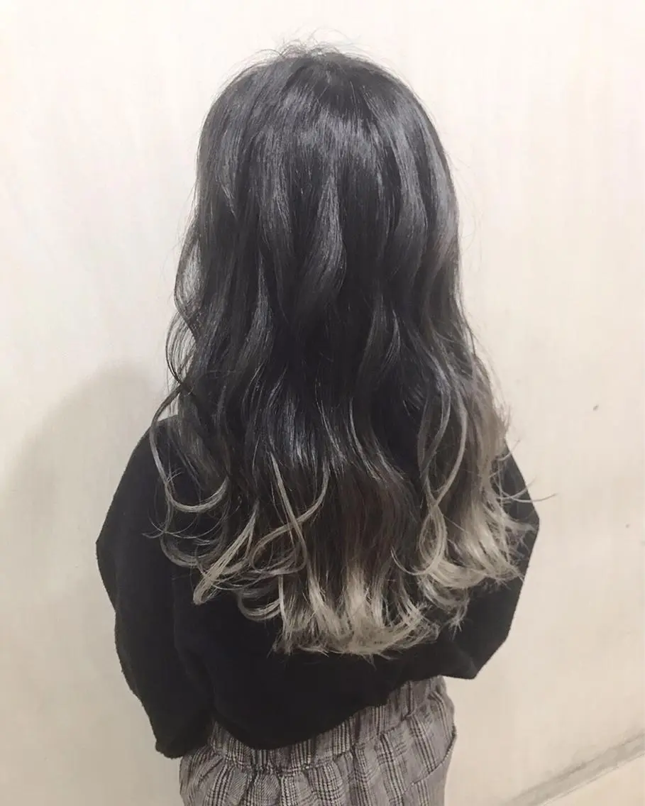 ロング カラー ベージュカラー ブリーチ グラデーションカラー ホワイトベージュ 磧本 祐里恵のヘアスタイル