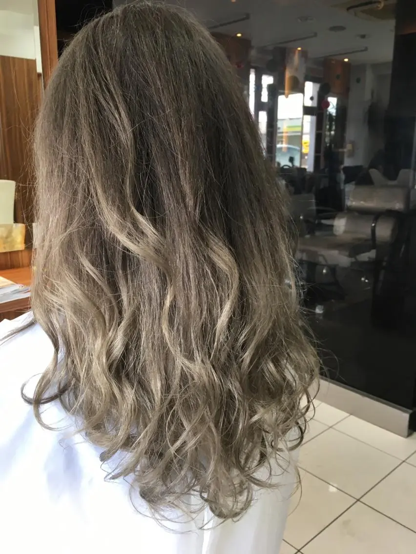 セミロング カラー グラデーションカラー グレージュ カット トリートメント 白髪ぼかしハイライト 柳川拓哉のヘアスタイル