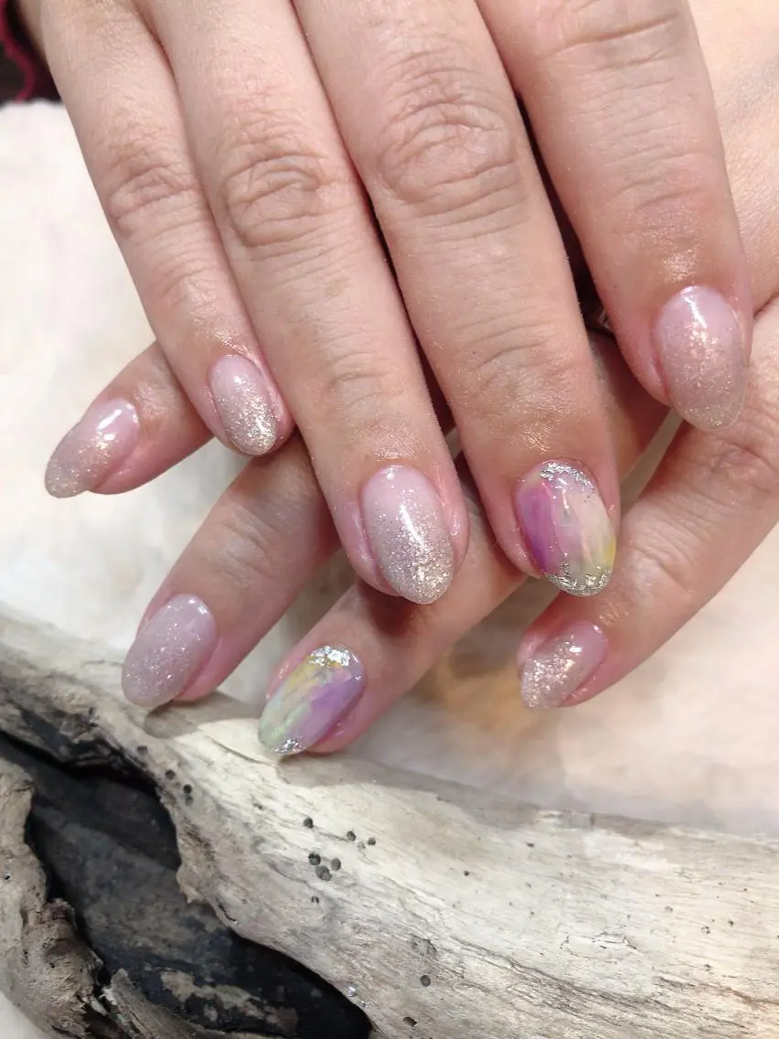 ネイル ホログラムネイル ニュアンスネイル YAS 青柳 安代のネイルデザイン