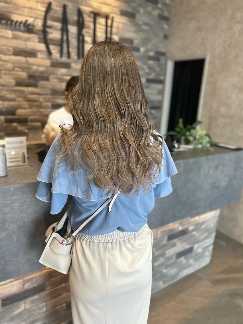 カラー ブリーチ ダブルカラー ブリーチなしカラー ヘアカラー earth ノノカ 柔らかベージュカラーのヘアスタイル