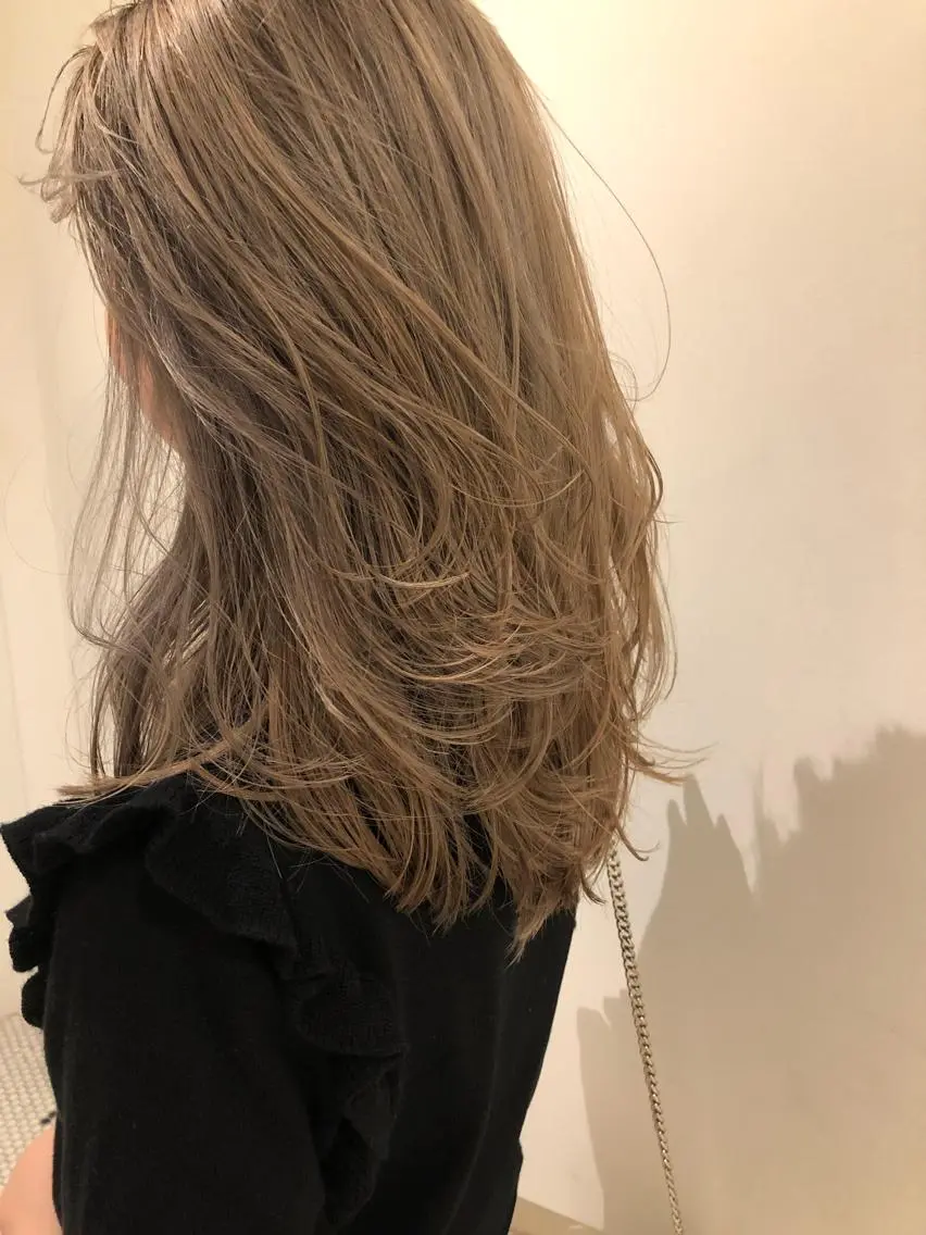 ロング カラー ベージュカラー ハイトーンカラー やまさきえりこ ニュアンスパーマのヘアスタイル