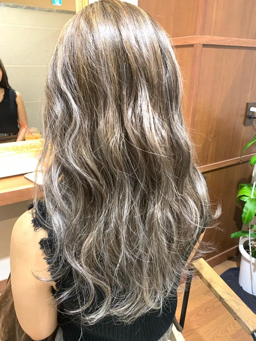 ロング ハイライト ヘアカラー トリートメント ハイトーン得意😍 Lumiereのヘアスタイル