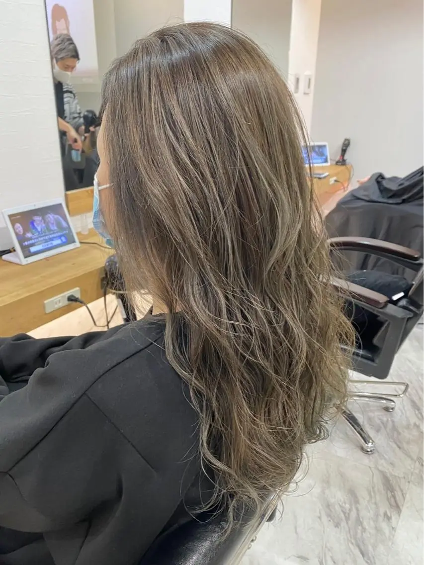 ロング カラー ハイライトカラー ハイライト カット ヘアカラー IwAsh✄﻿ アオイのヘアスタイル