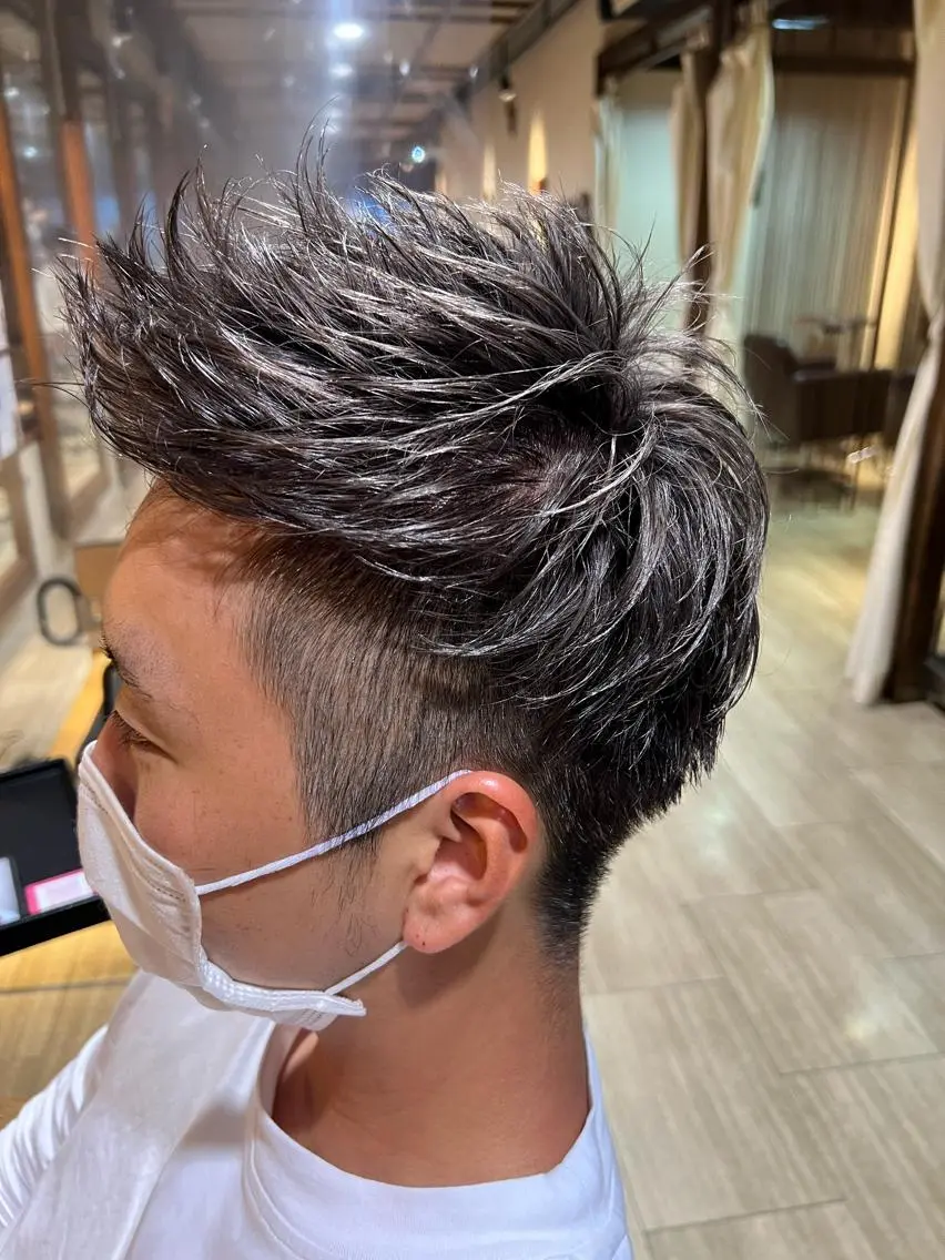 カラー メンズ メンズブリーチ ブリーチ ケアブリーチ イルミナカラー シルバー インナーカラー/ ストレート/奥野洸也のヘアスタイル