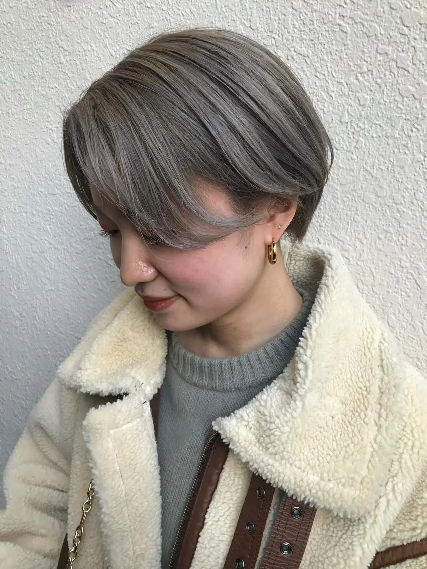 ショート カラー ブリーチ ハイトーンカラー シルバー ヘアカラー 透け感/くびれヘア/ レイヤー/カズキ🍭のヘアスタイル
