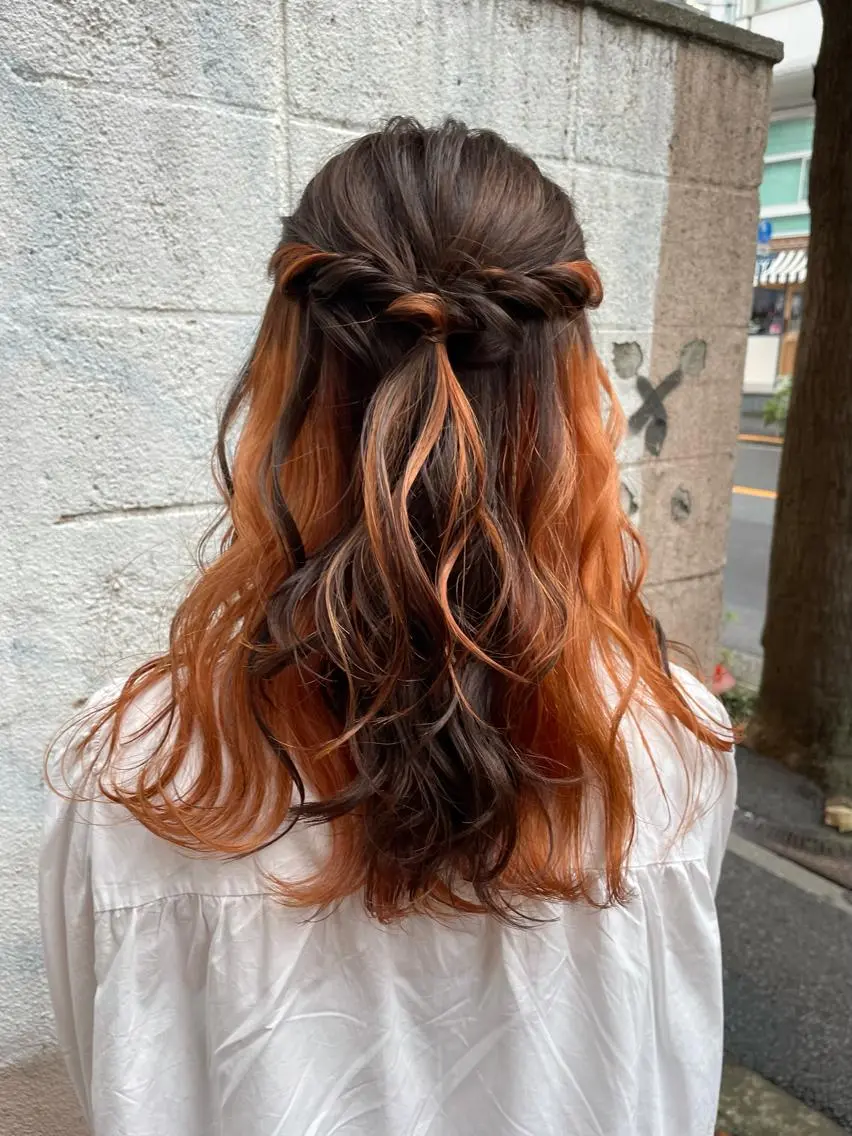 ロング カラー ヘアアレンジ ハーフアップ オレンジ ヘアカラー トリートメント ヘアアレンジ にいた かづしげのヘアスタイル