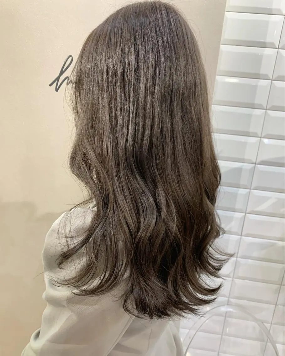 ロング カラー ブリーチ グレージュ オリーブグレージュ オリーブグレー カット ヘアカラー トリートメント hubhair レイヤー/透明感のヘアスタイル