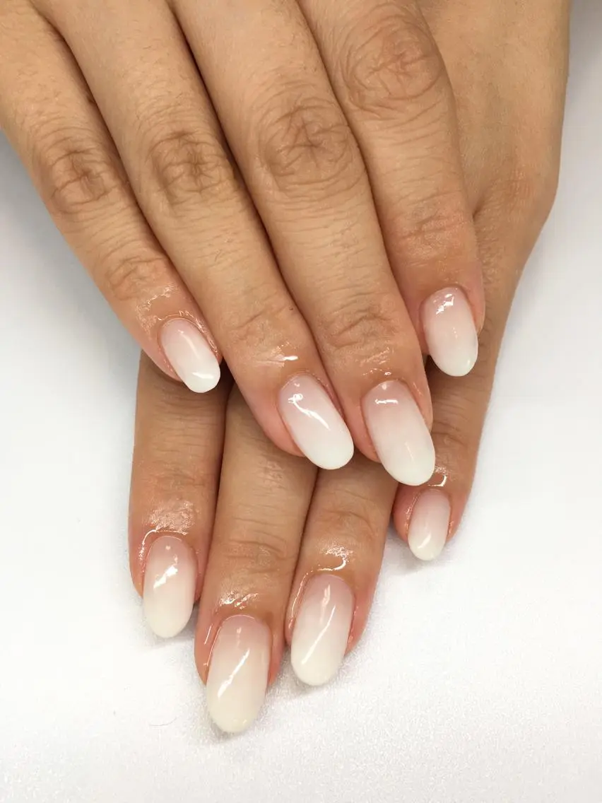 ネイル グラデーション ホワイト glow_ nailのネイルデザイン