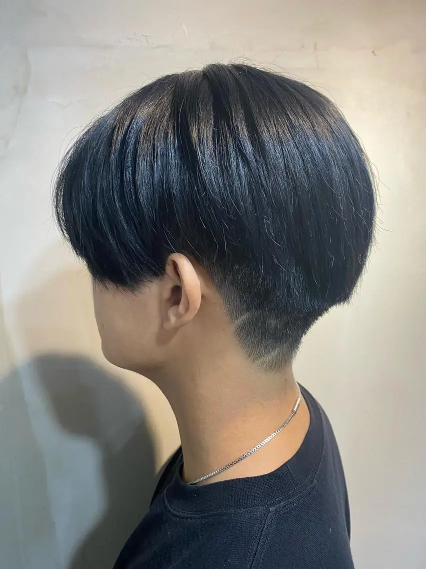 ショート カラー メンズ メンズブリーチ センターパート ブリーチ ブルーカラー ネイビーカラー 寳泉 章弘のヘアスタイル