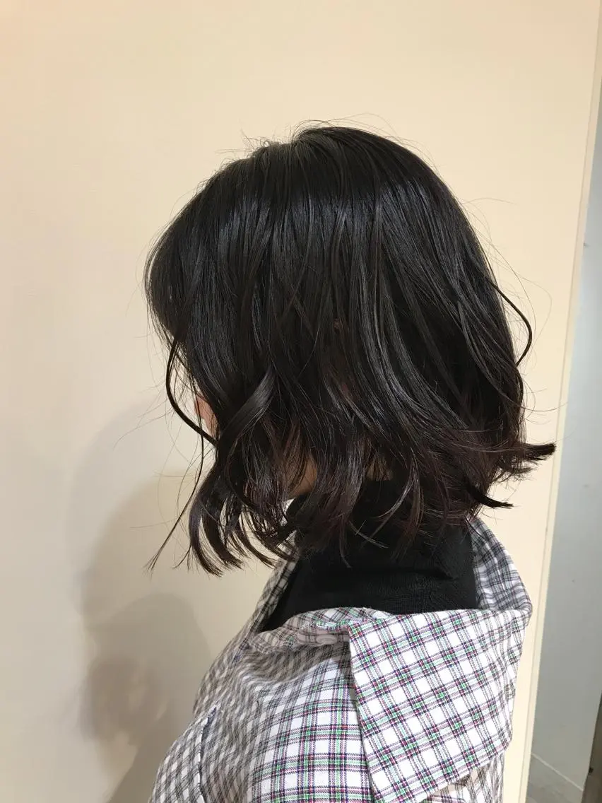 ミディアム パーマ ウルフカット／吉村 桃子のヘアスタイル