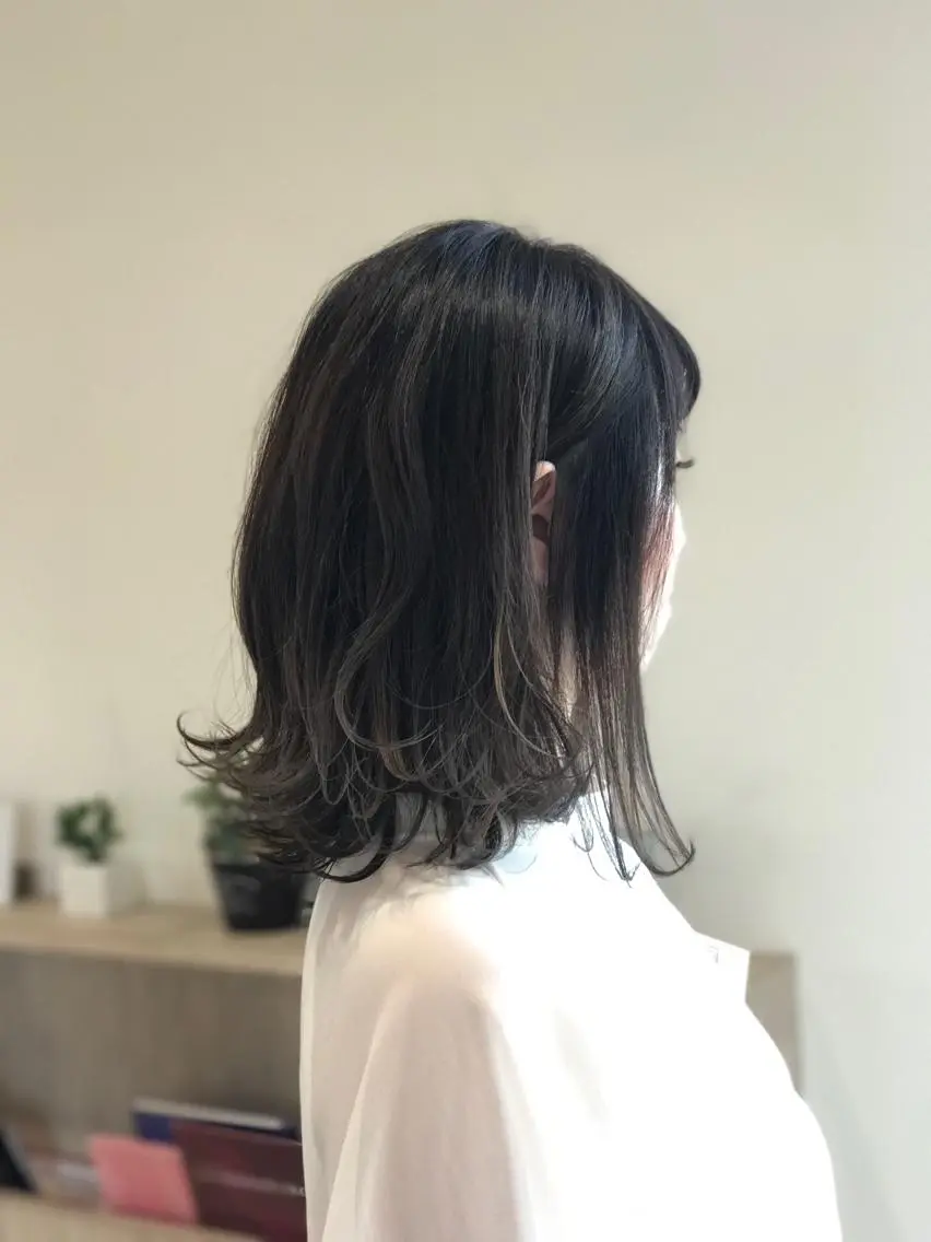 セミロング カラー パーマ ヘアアレンジ レイヤーカット 外ハネヘア ショートヘアはお任せ 冨樫真未のヘアスタイル