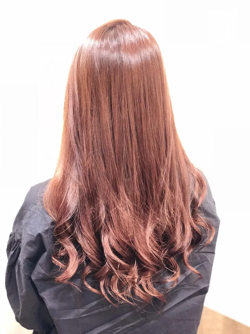 ロング カラー ベージュカラー ブリーチ ダブルカラー ミルクティーベージュ ヨシンモリ hiiko顔まわり カットのヘアスタイル