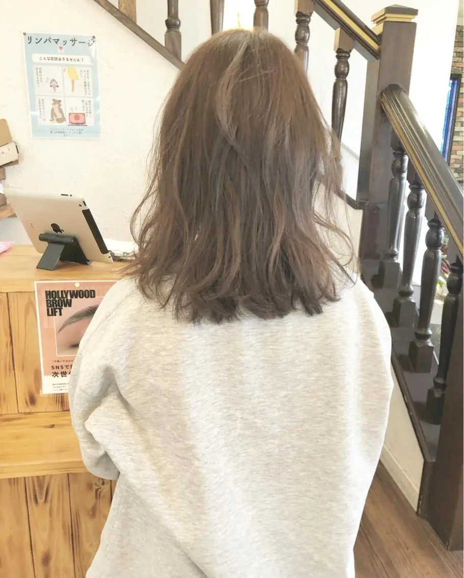 ミディアム カラー グレージュ ラベンダーカラー ミルクティーグレージュ レイヤーカット 江原 彩華のヘアスタイル
